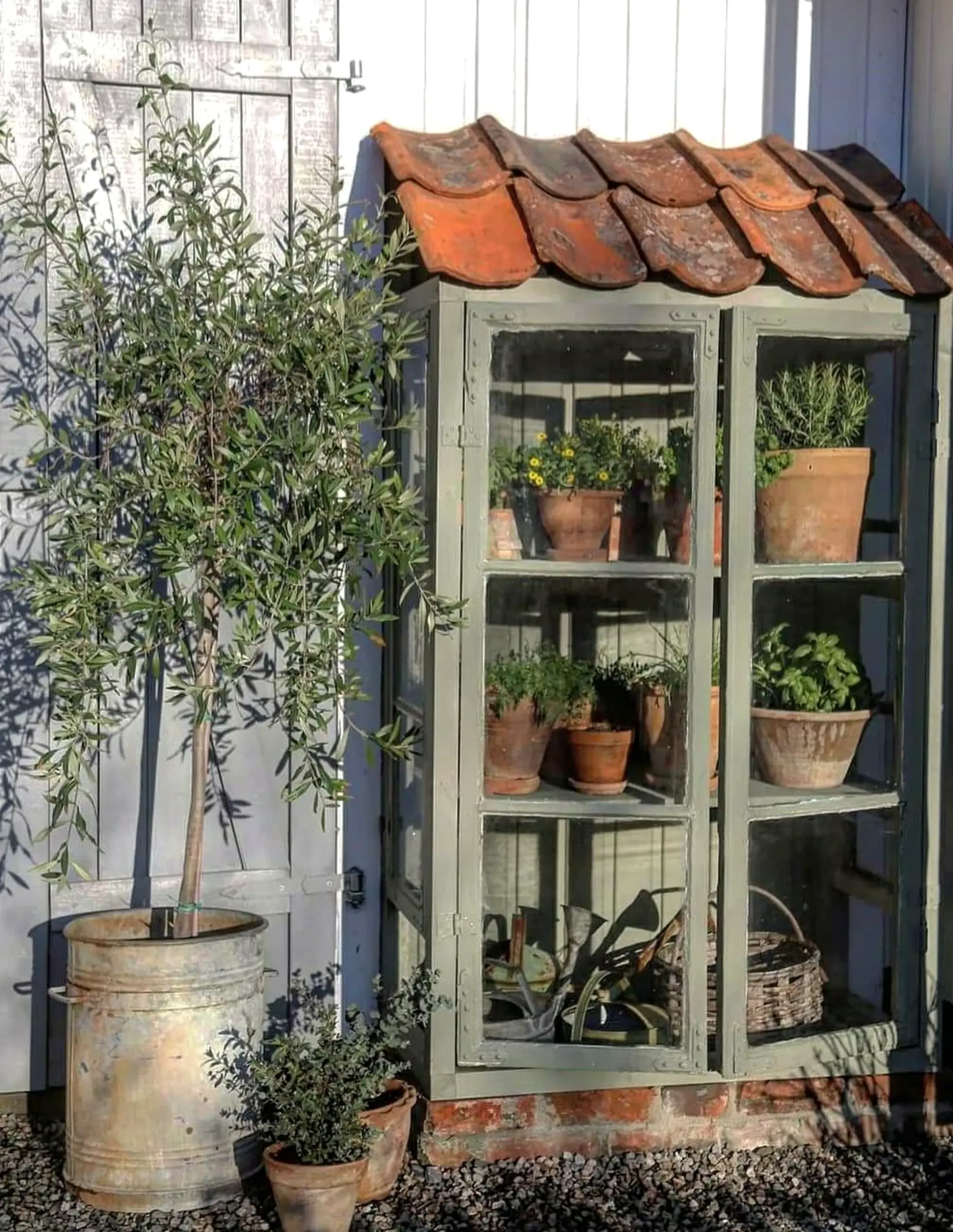 Relaxed garden border introduces comfort into the room, keeping the atmosphere pleasantly composed.