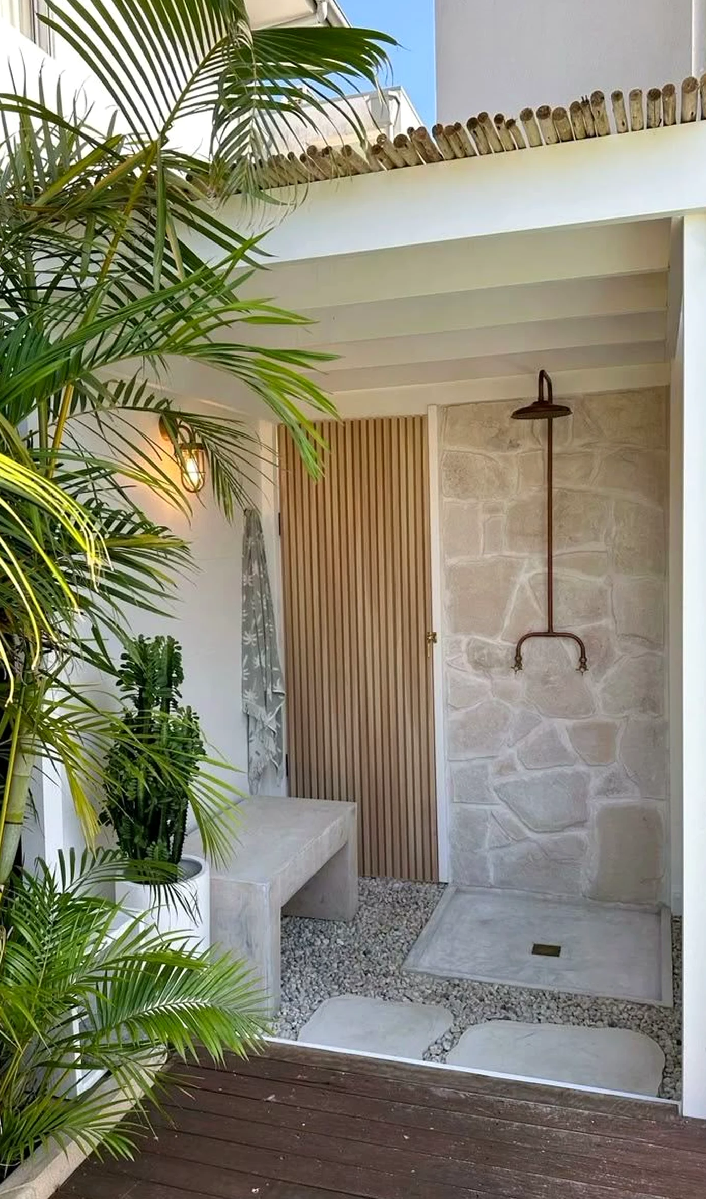 Earthy wall niche frames the sitting area with texture, making the scene feel open and lived-in.