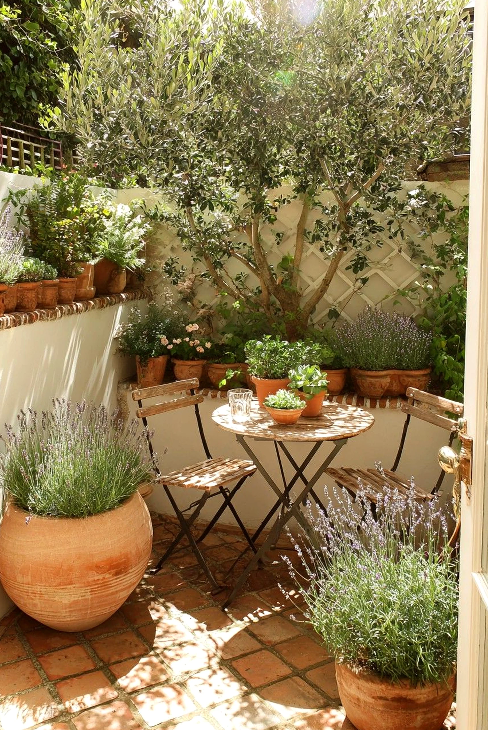 Layered decorative mirror introduces charm into the outdoor space, keeping the atmosphere easy to enjoy.