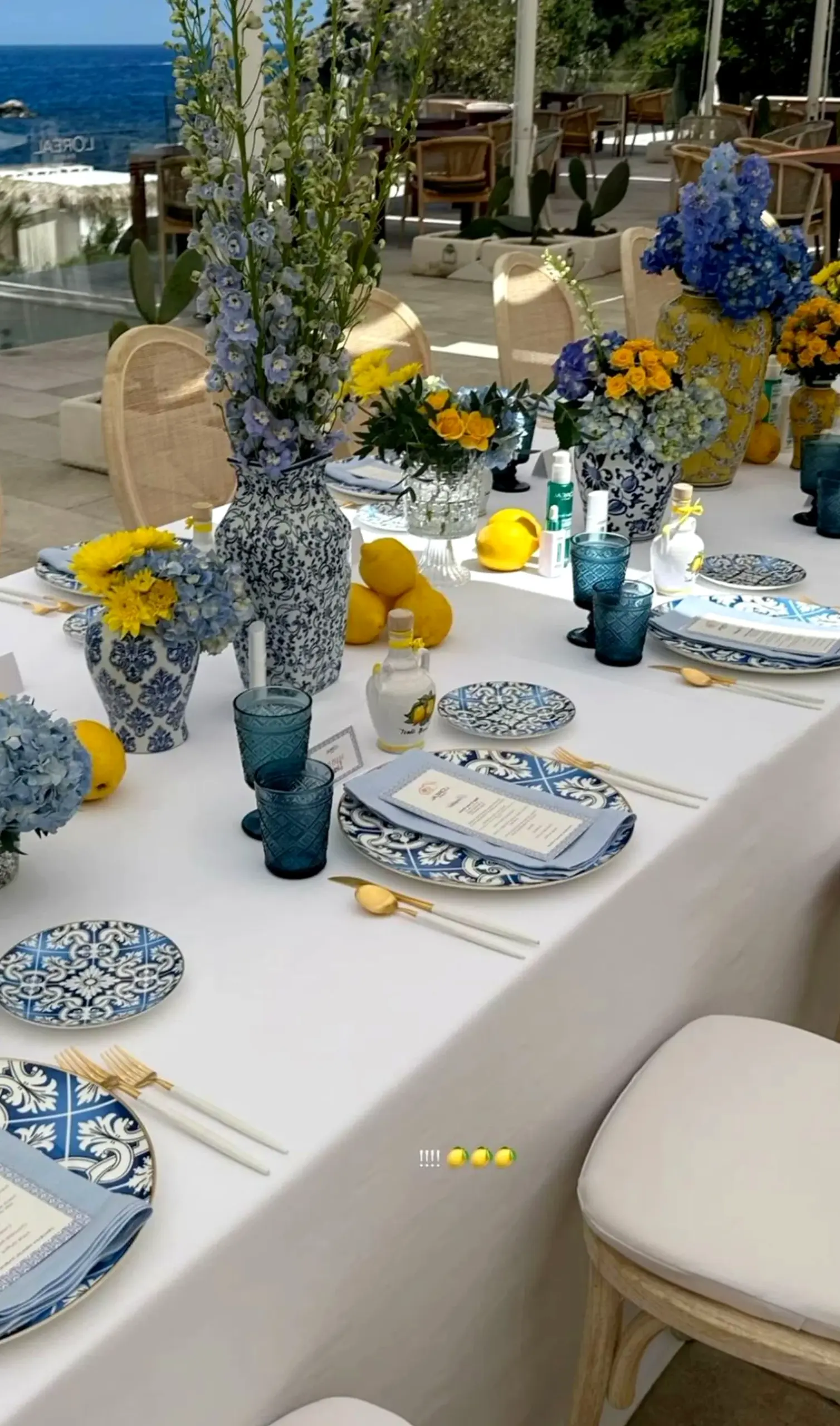 Open kitchen nook adds a clear layer of character, helping the table feel easy to enjoy.