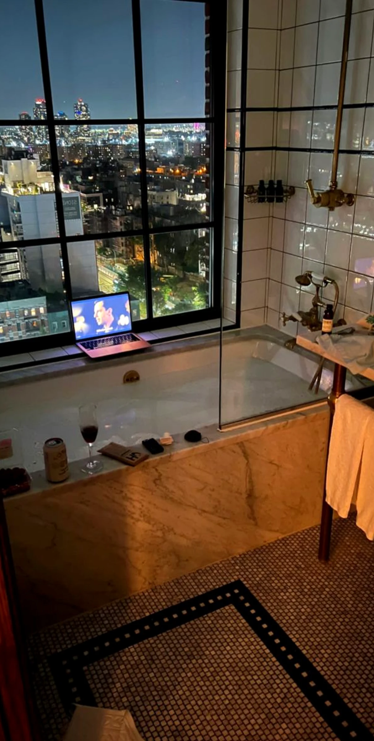Soft shower wall adds depth across the view, giving the decor a finish that feels simple yet expressive.