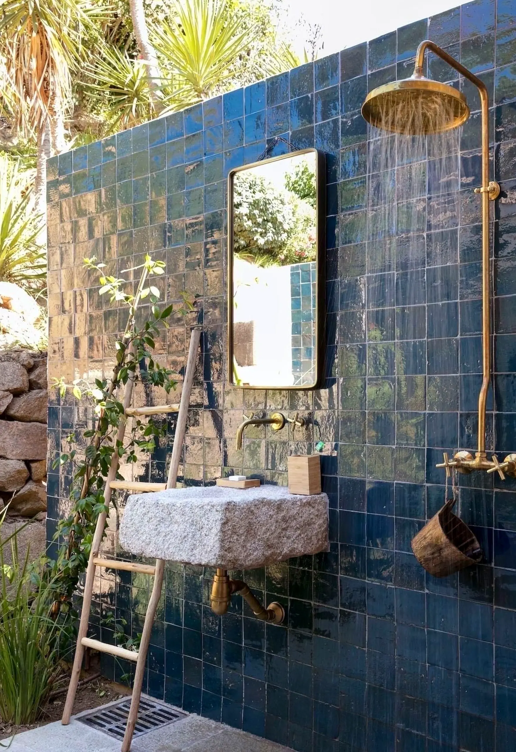 Layered decorative mirror introduces comfort into the view, keeping the atmosphere quietly finished.