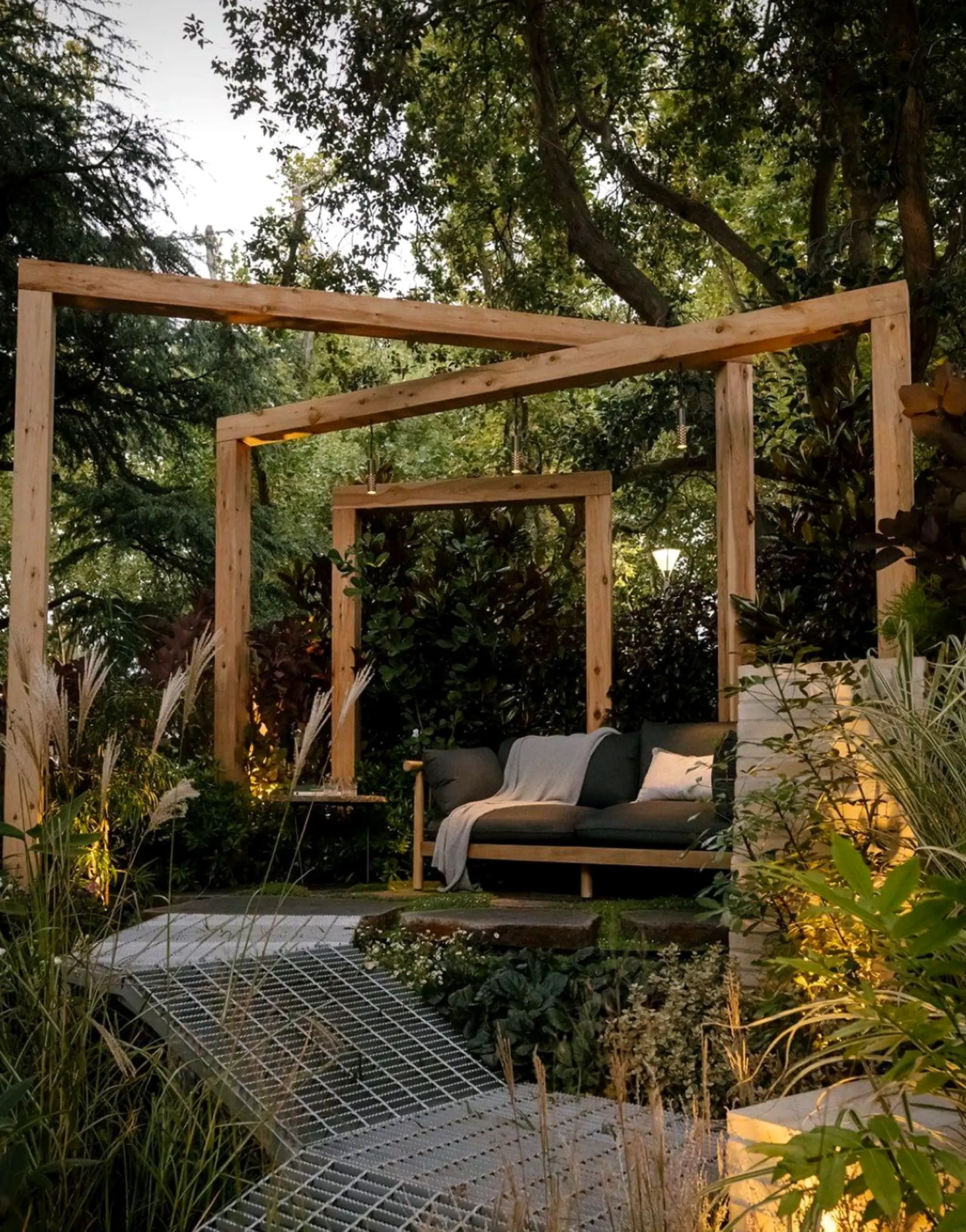 Bright outdoor lounge adds a clear layer of freshness, helping the room feel pleasantly composed.