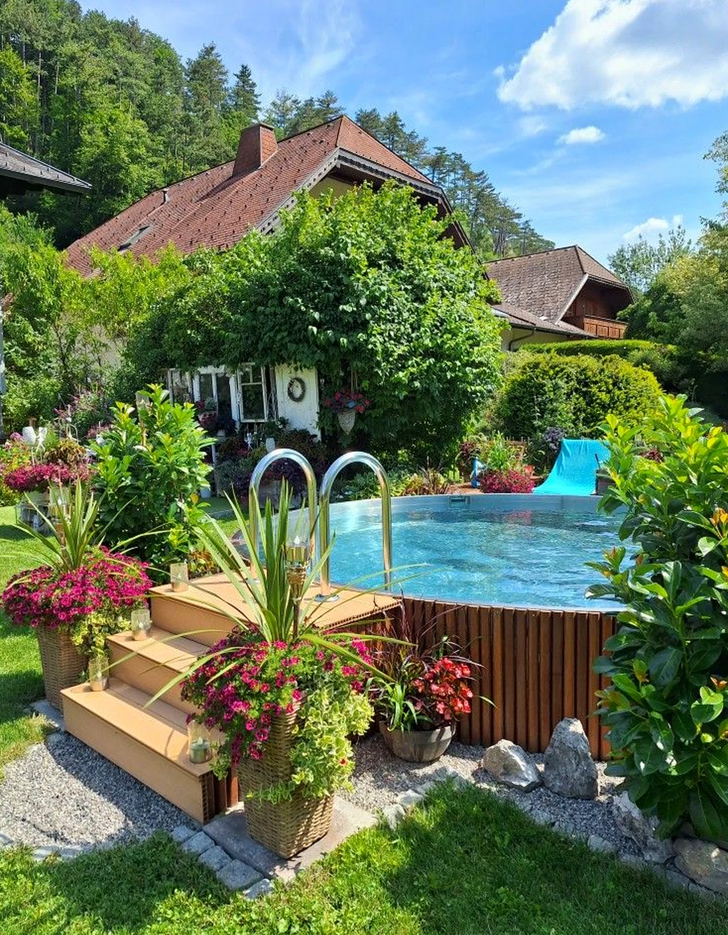 Earthy garden border gives the view more warmth, so the whole view feels clear and inviting.