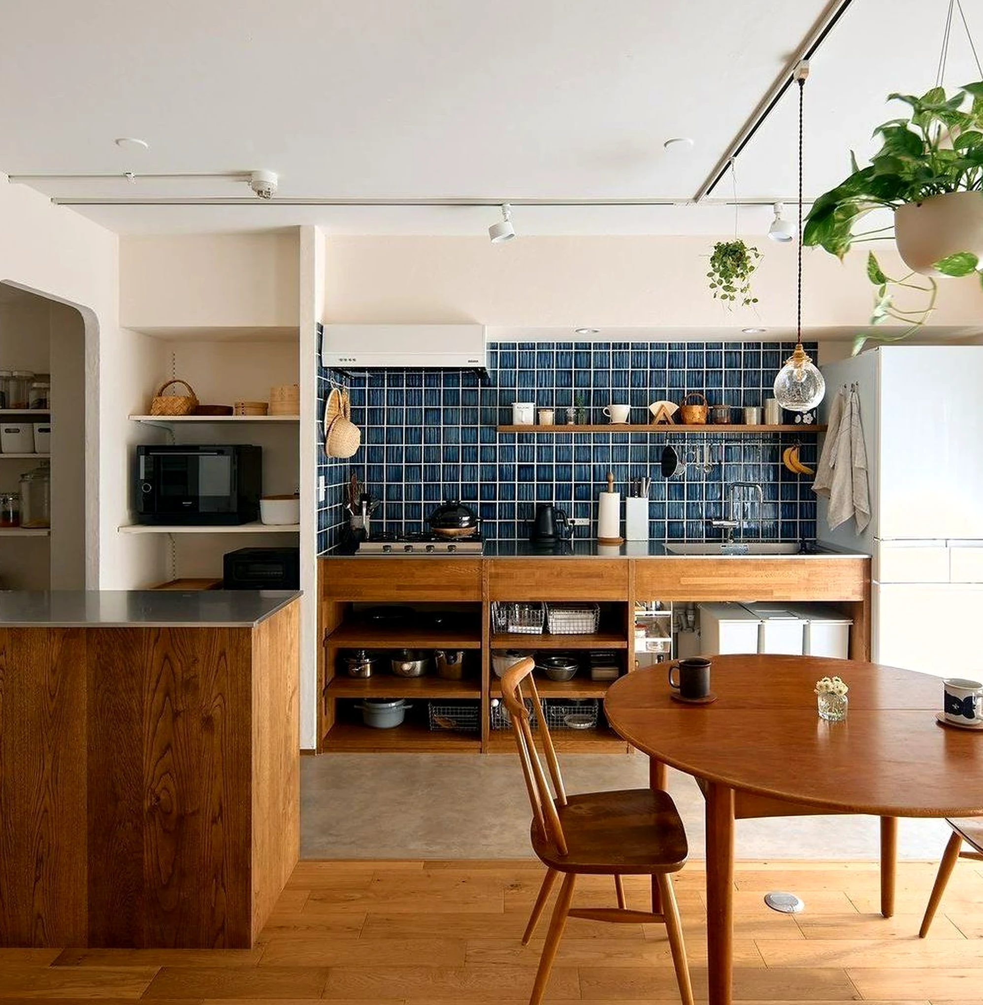 Cozy breakfast table draws attention to light while the arrangement stays open and lived-in.