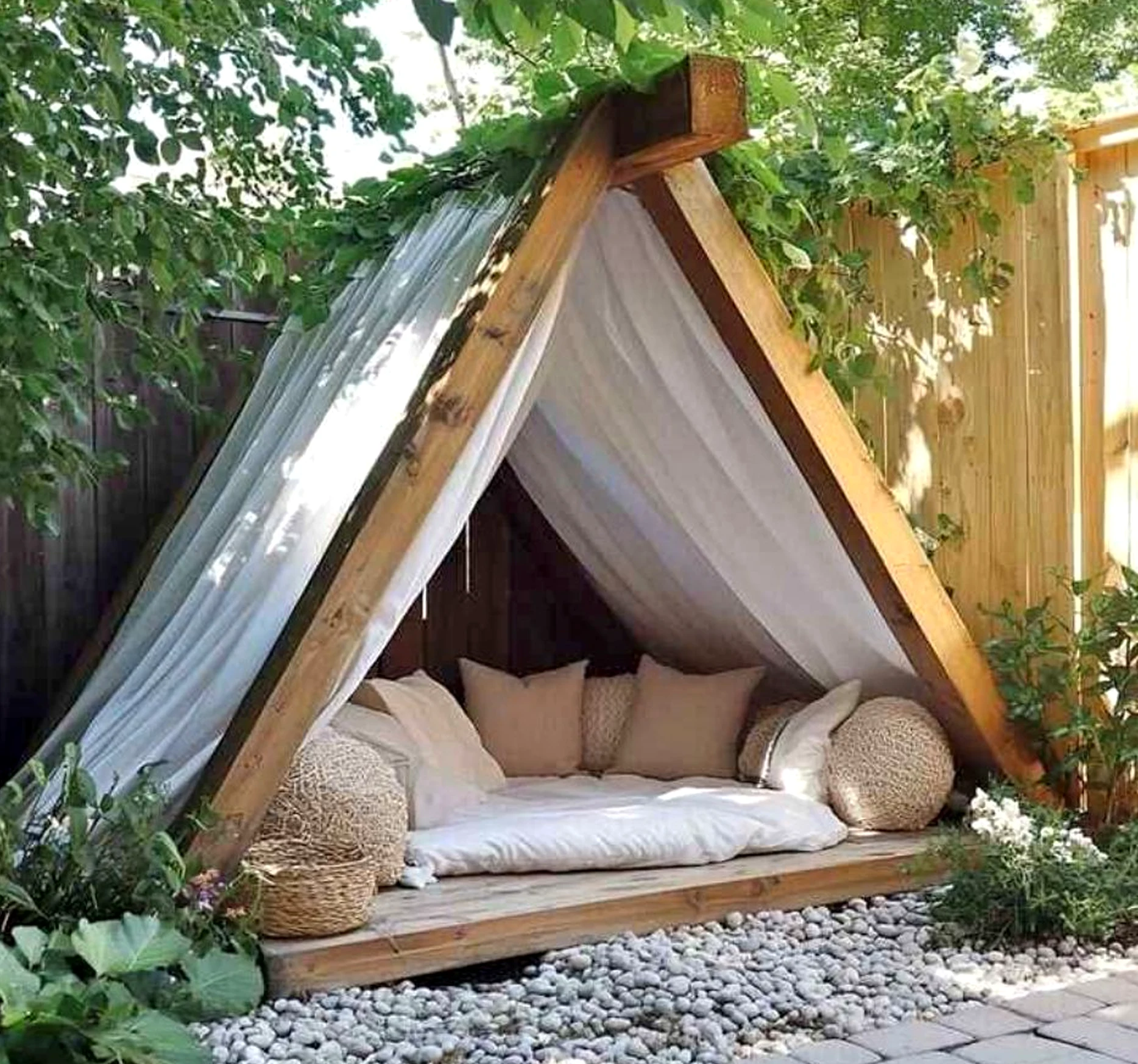 Quiet garden seating gives the arrangement more freshness, so the whole view feels simple yet expressive.