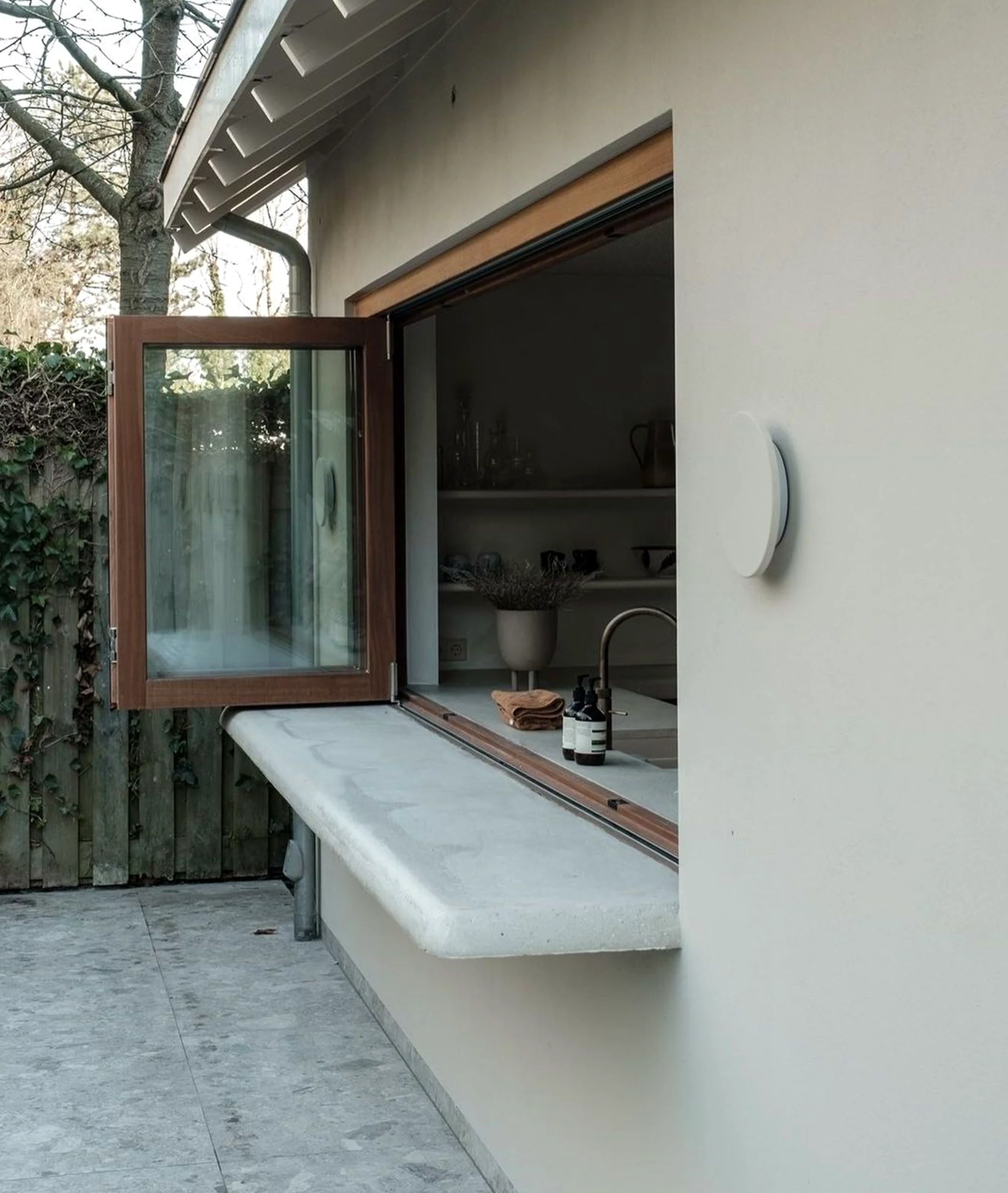 Quiet floor pattern introduces warmth into the backdrop, keeping the atmosphere personal and relaxed.