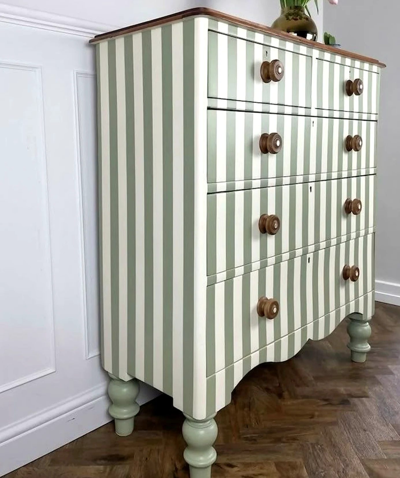 Subtle entry console anchors the arrangement with character, giving the view a mood that feels warm without clutter.