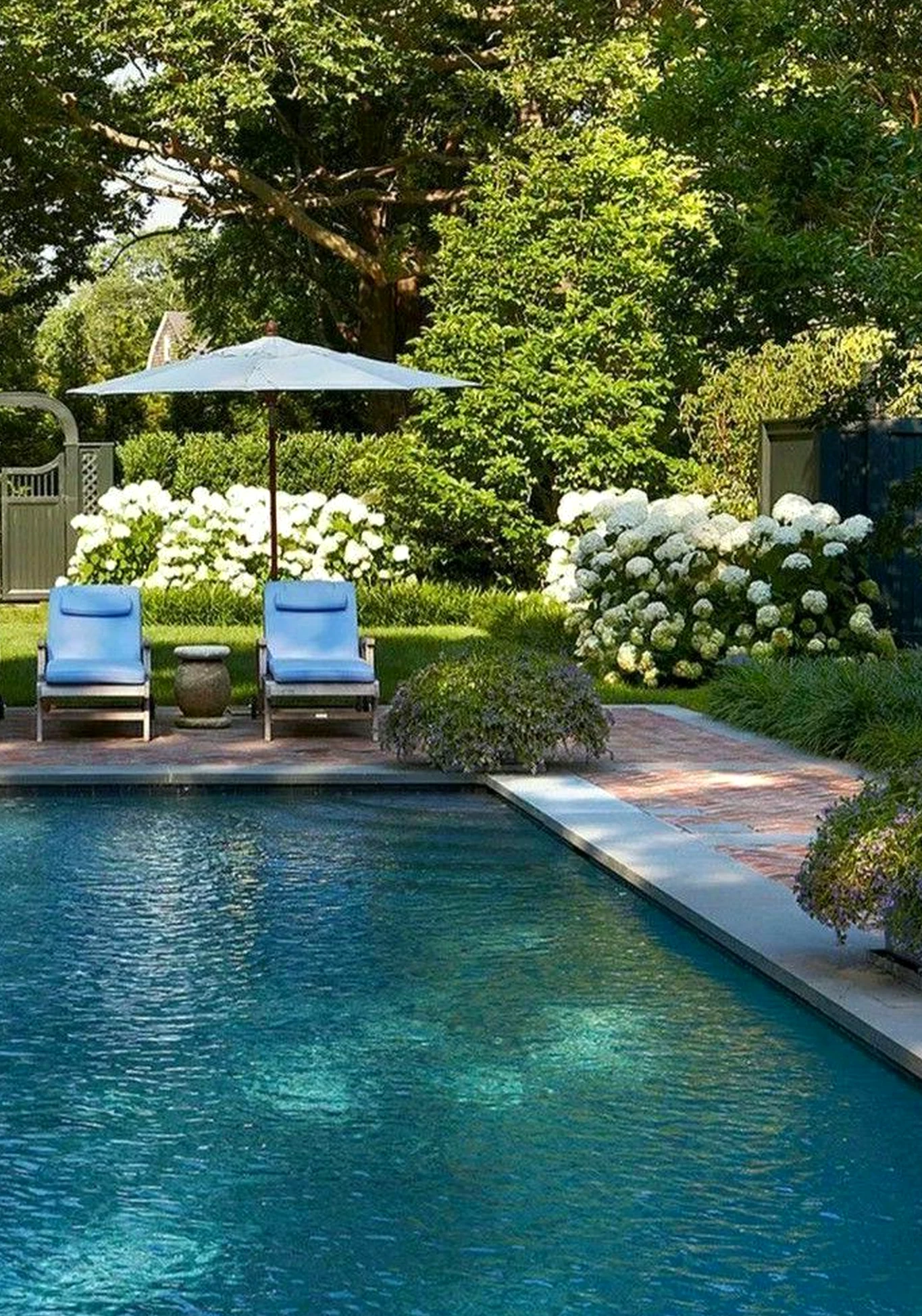Fresh porch bench adds a clear layer of light, helping the sitting area feel fresh and intentional.