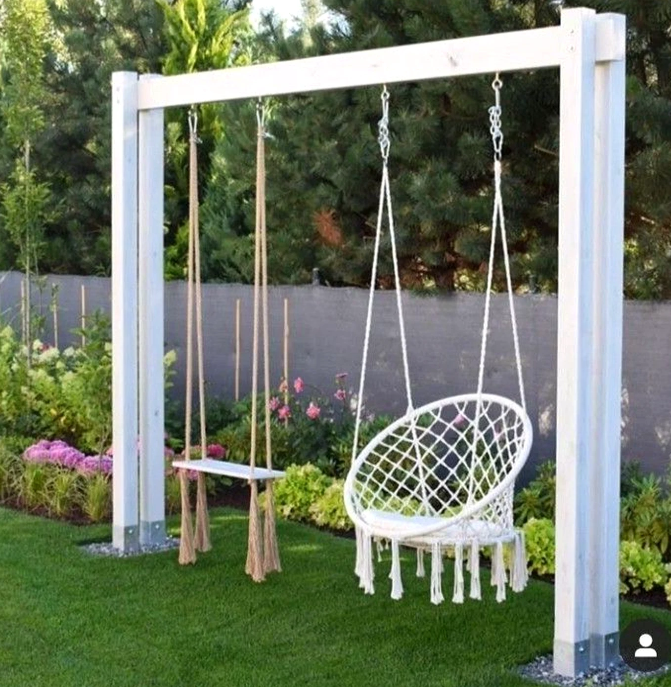 Layered garden seating introduces order into the composition, keeping the atmosphere open and lived-in.