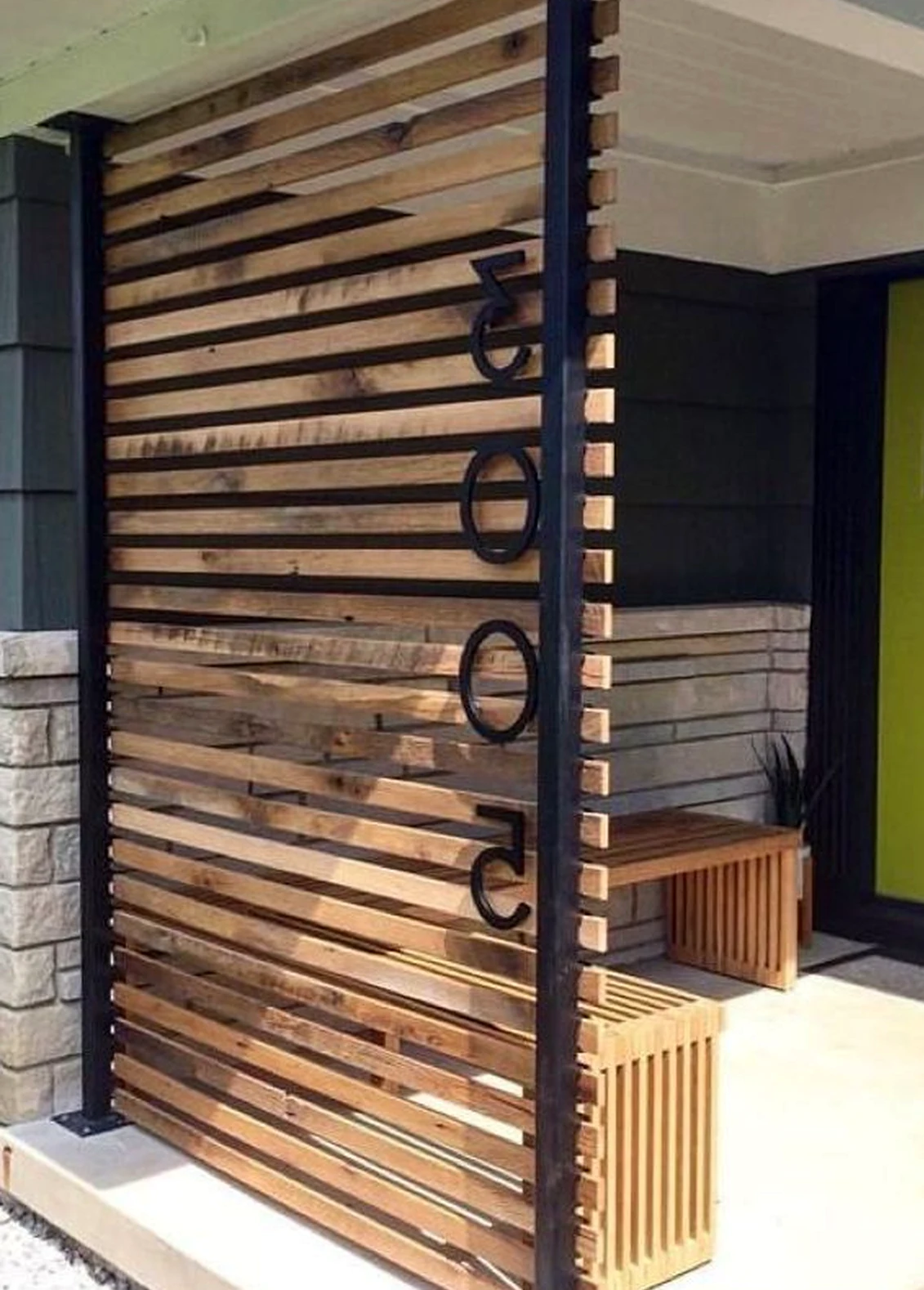 Fresh poolside setting anchors the design with detail, giving the view a mood that feels ready for quiet use.
