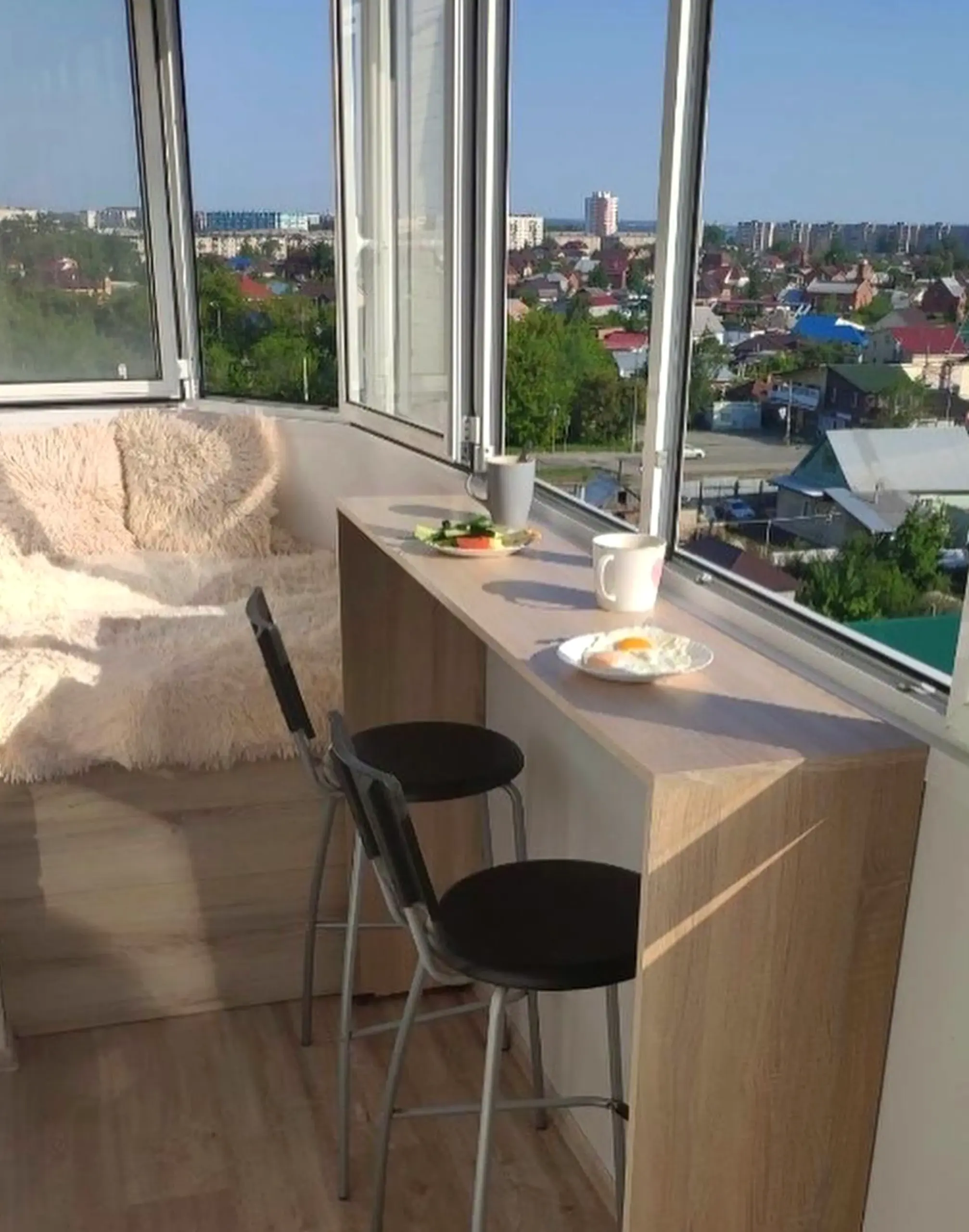 Simple breakfast table brings a useful note of comfort, making the wall feel comfortable in daily use.