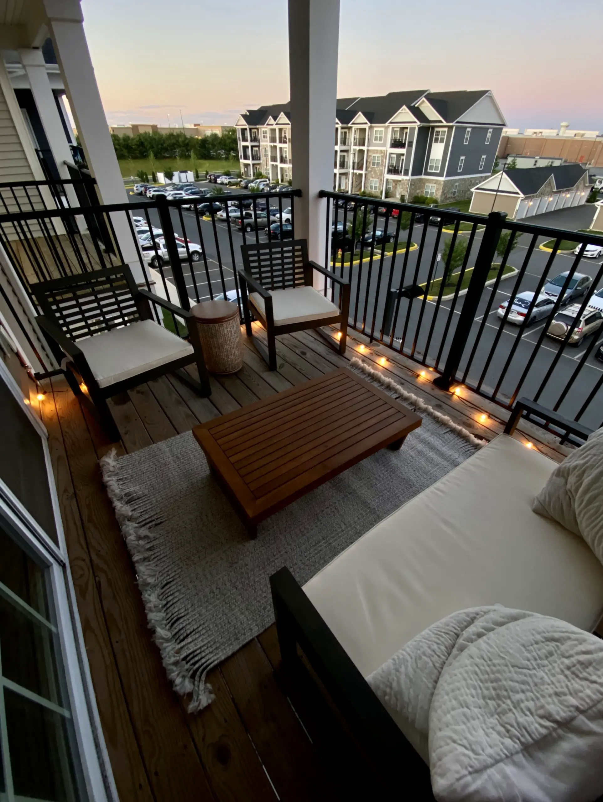 Layered garden seating introduces comfort into the sitting area, keeping the atmosphere open and lived-in.