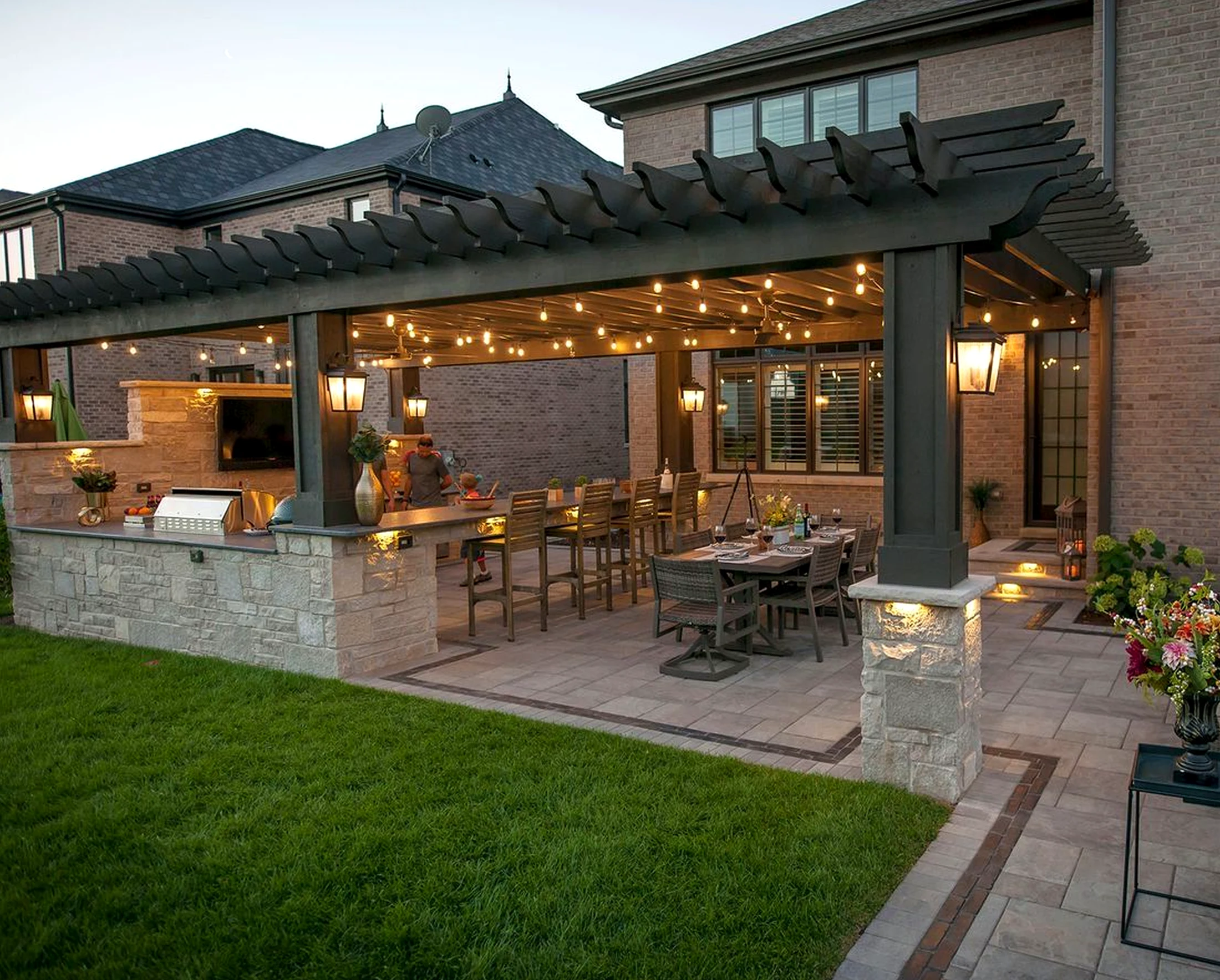 Natural colorful passage adds a clear layer of rhythm, helping the view feel open and lived-in.