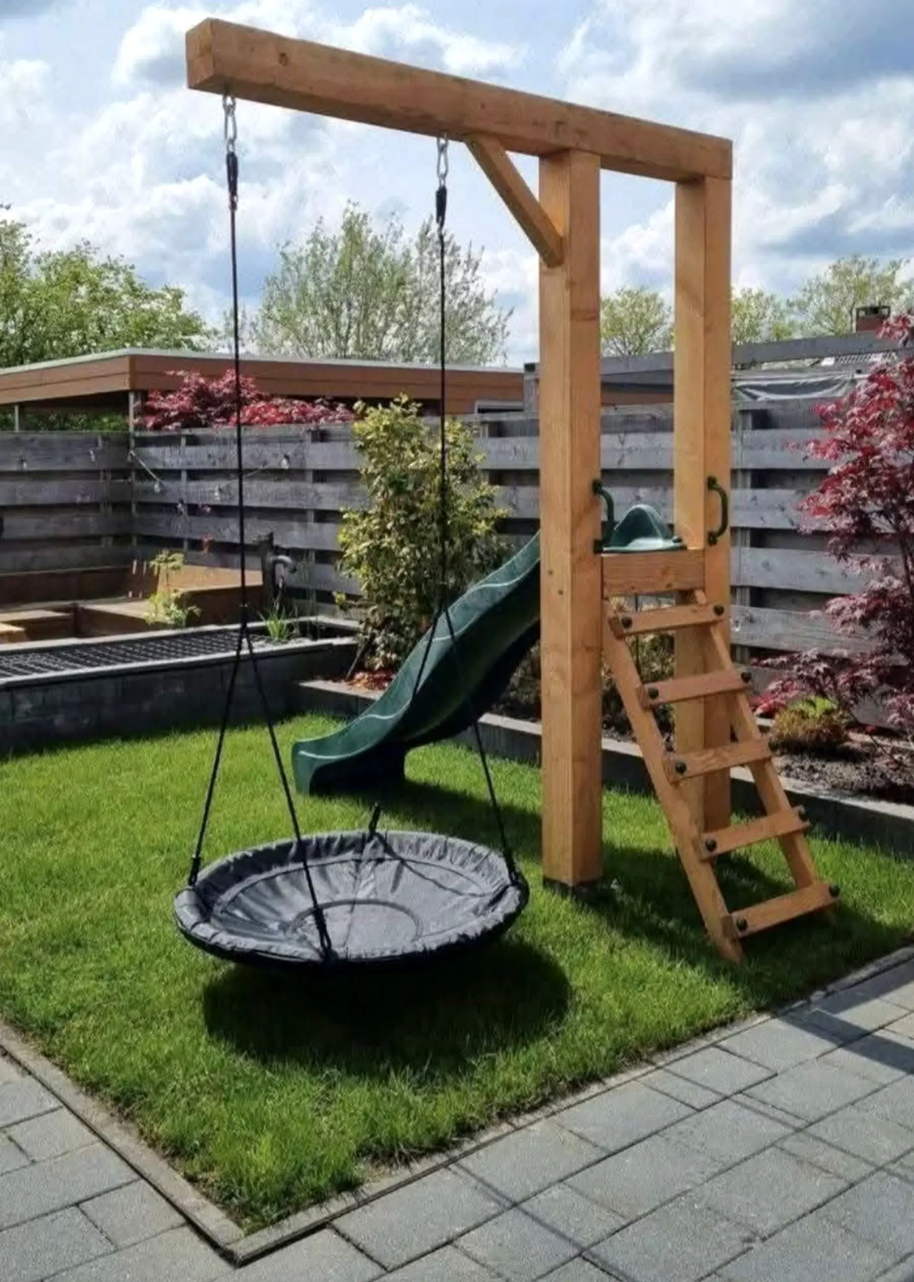 Refined courtyard view introduces rhythm into the backdrop, keeping the atmosphere personal and relaxed.