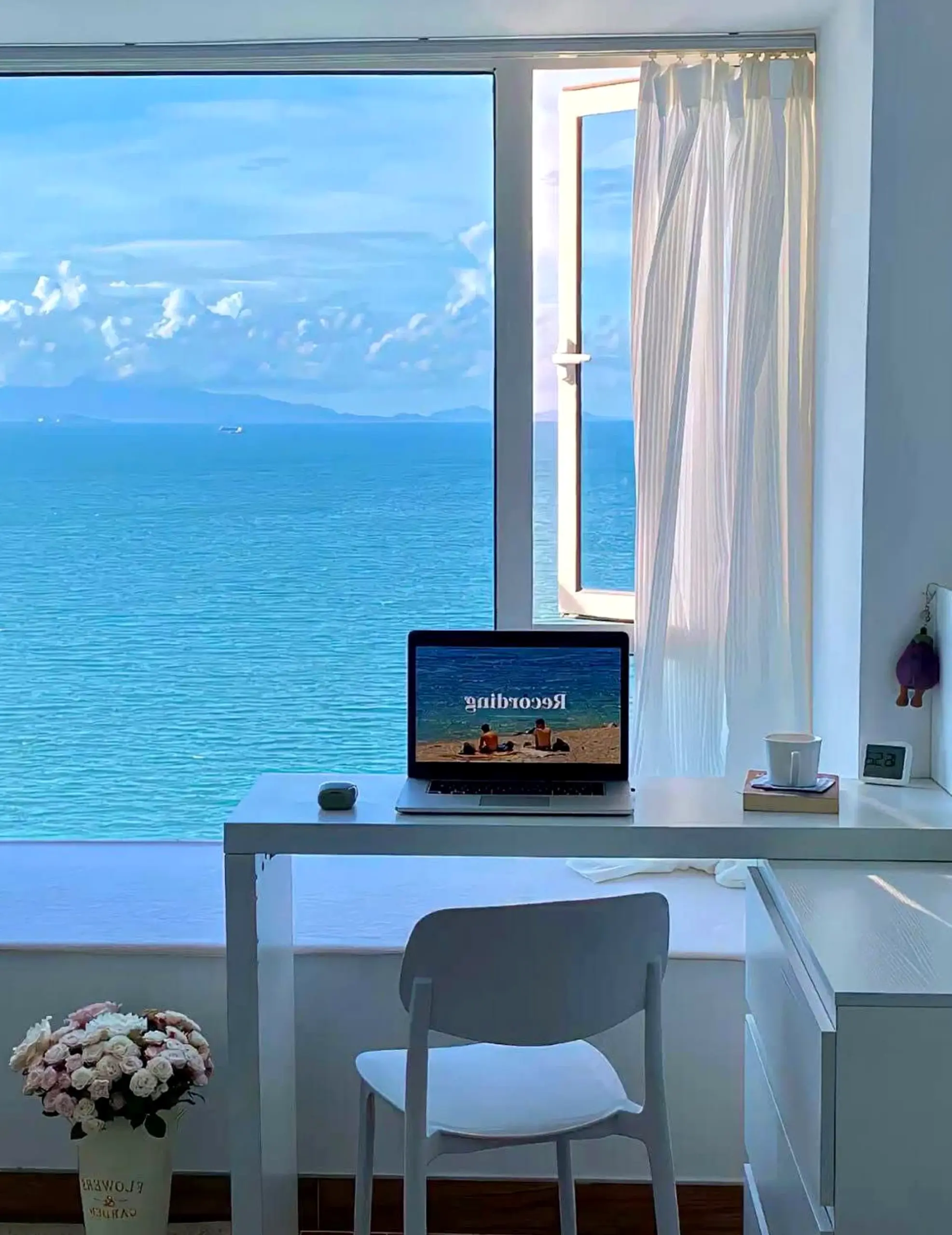 Earthy vase display gives the entry more clarity, so the whole view feels easy to enjoy.