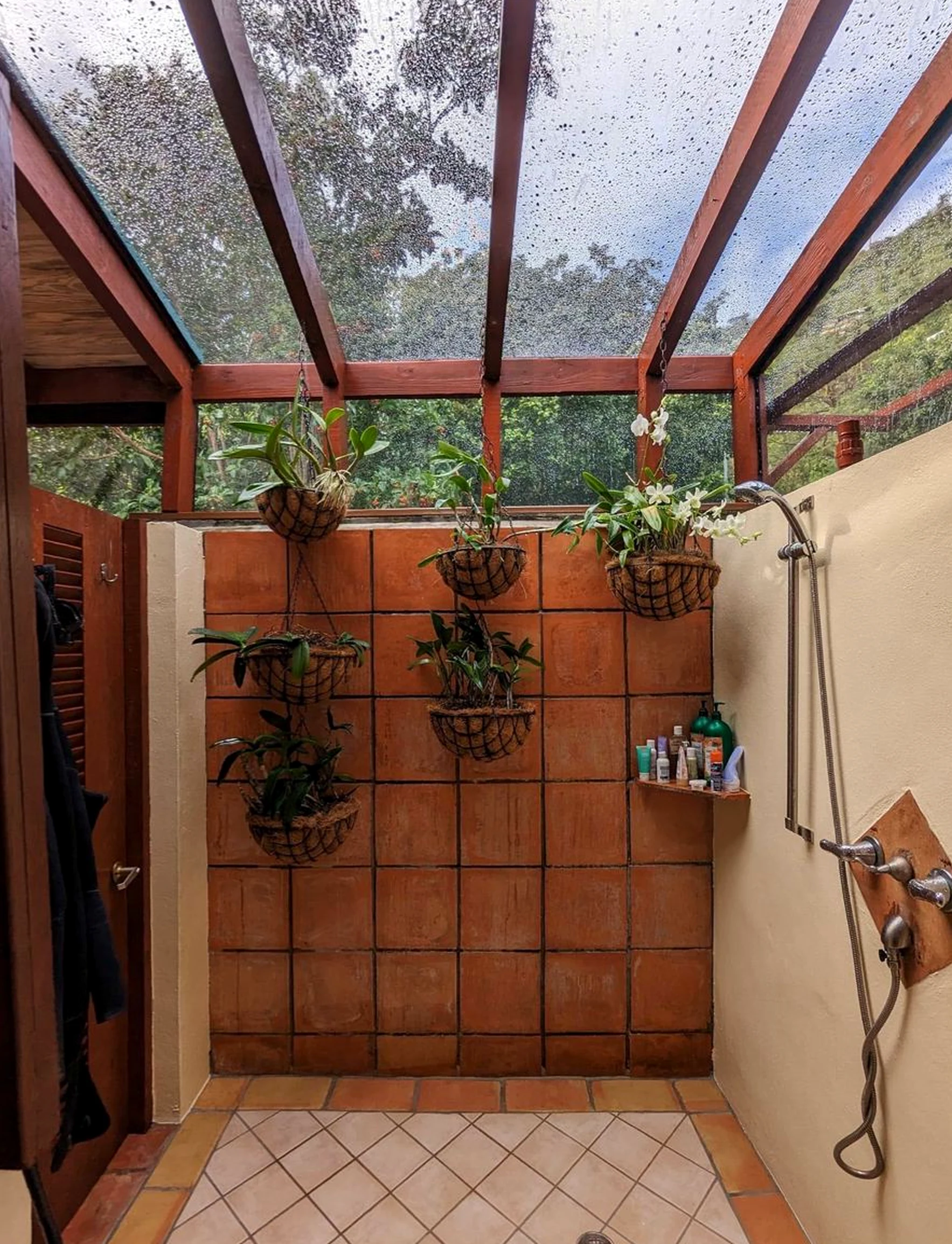 Earthy garden border adds comfort across the entry, giving the decor a finish that feels warm without clutter.