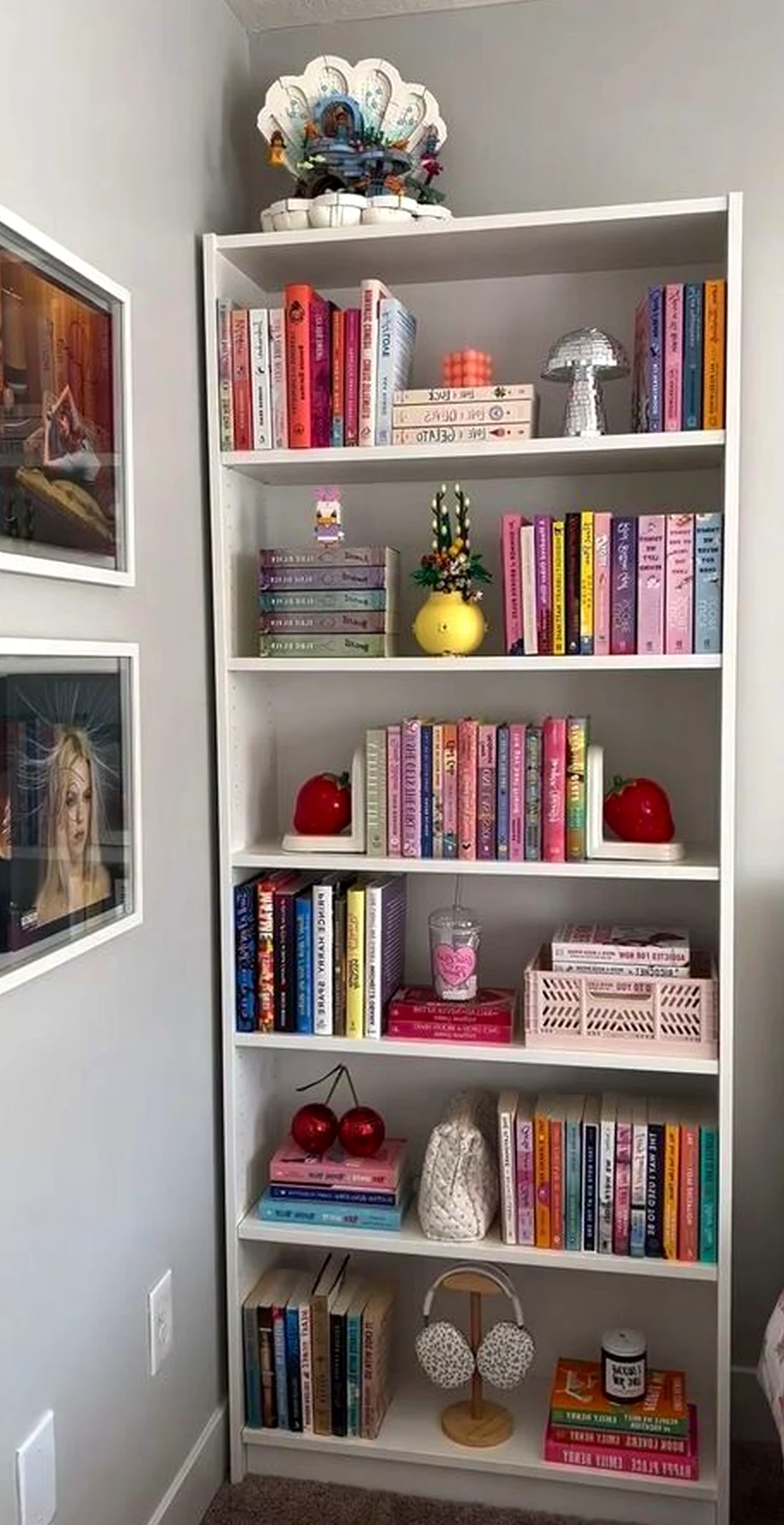 Relaxed compact workspace introduces light into the setting, keeping the atmosphere settled and welcoming.